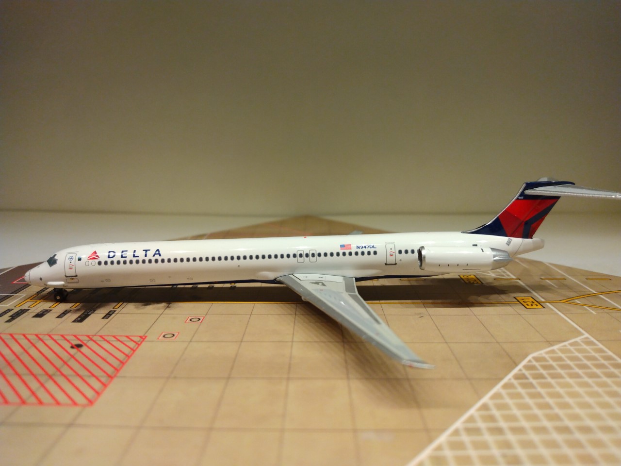 Delta MD-88 2007 N947DL L.jpg