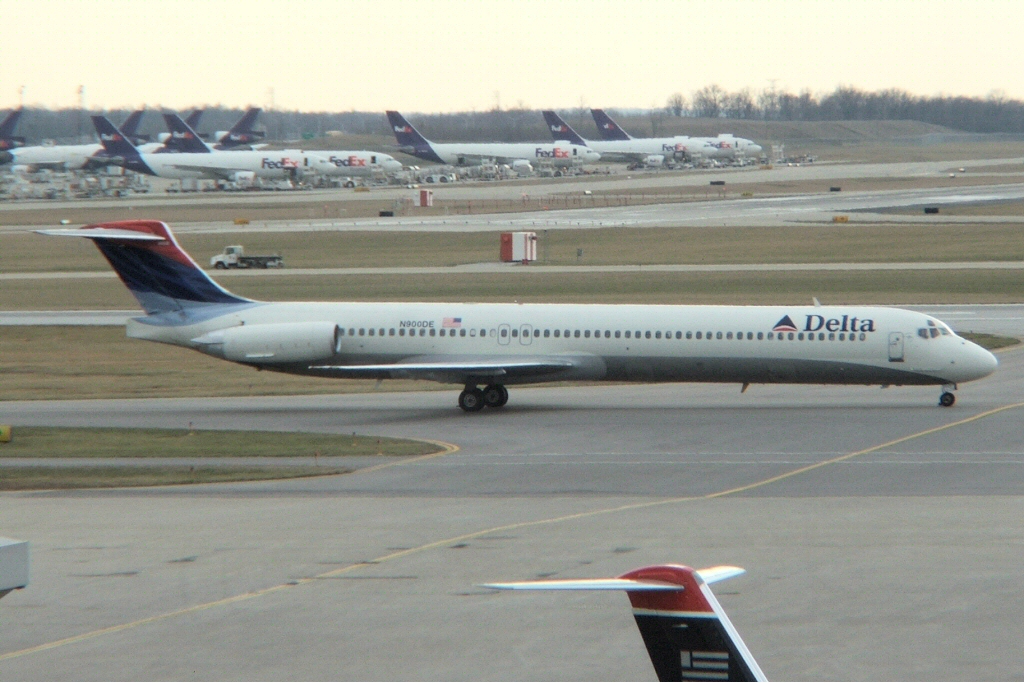 Delta MD-88 N900DE IND_20060201_01.jpg