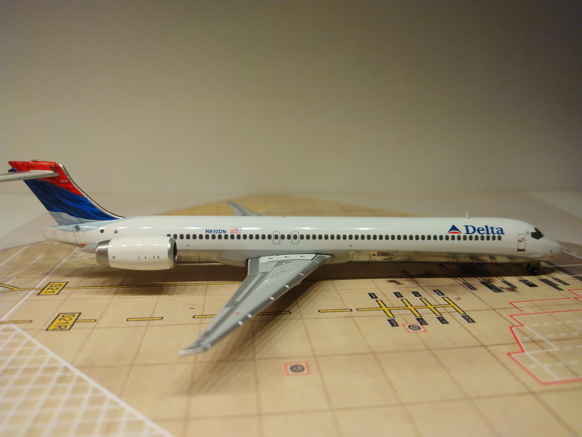 Delta MD-90-30 2000 N910DN R.jpg