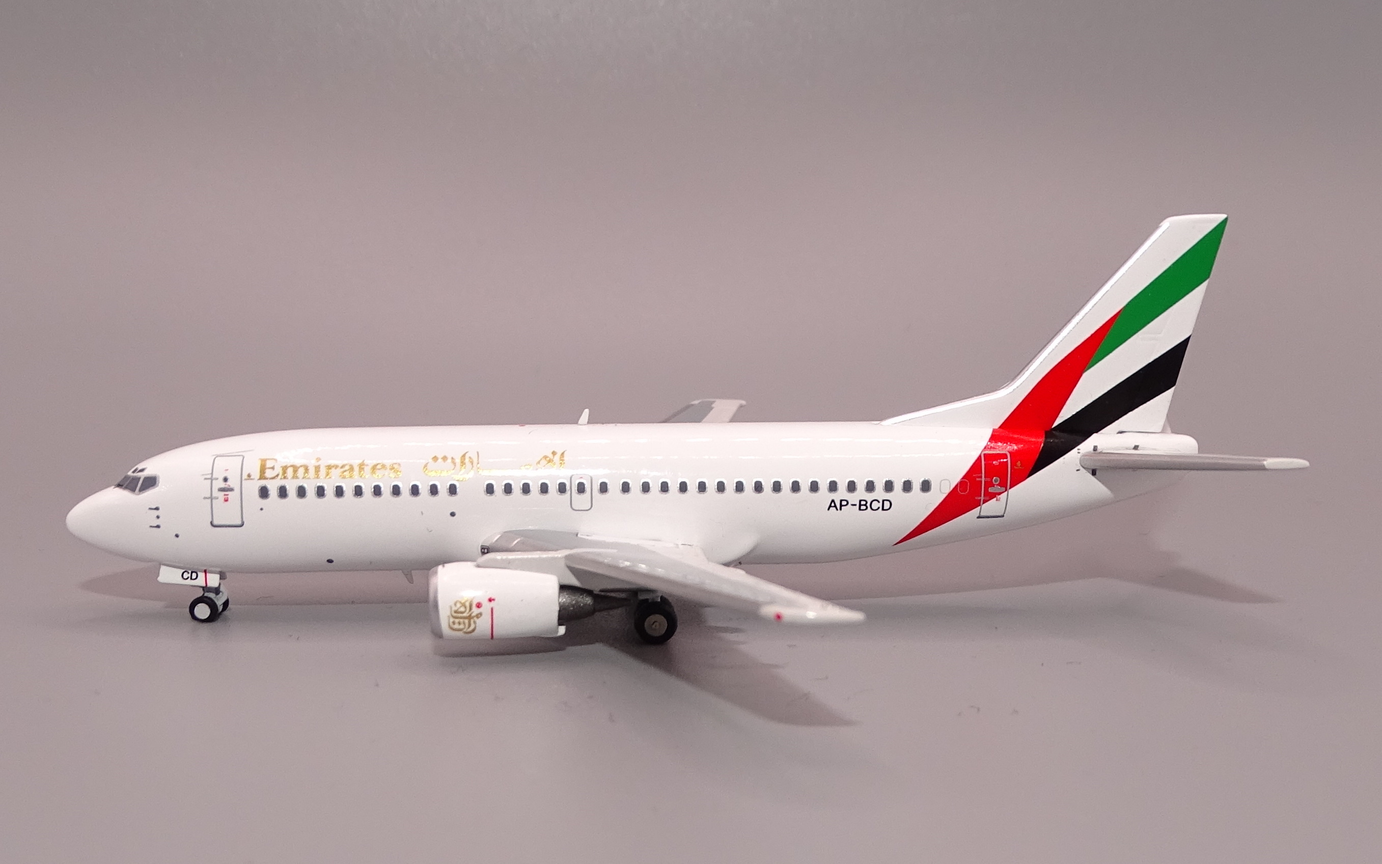EK_B733_AP-BCD_03.JPG