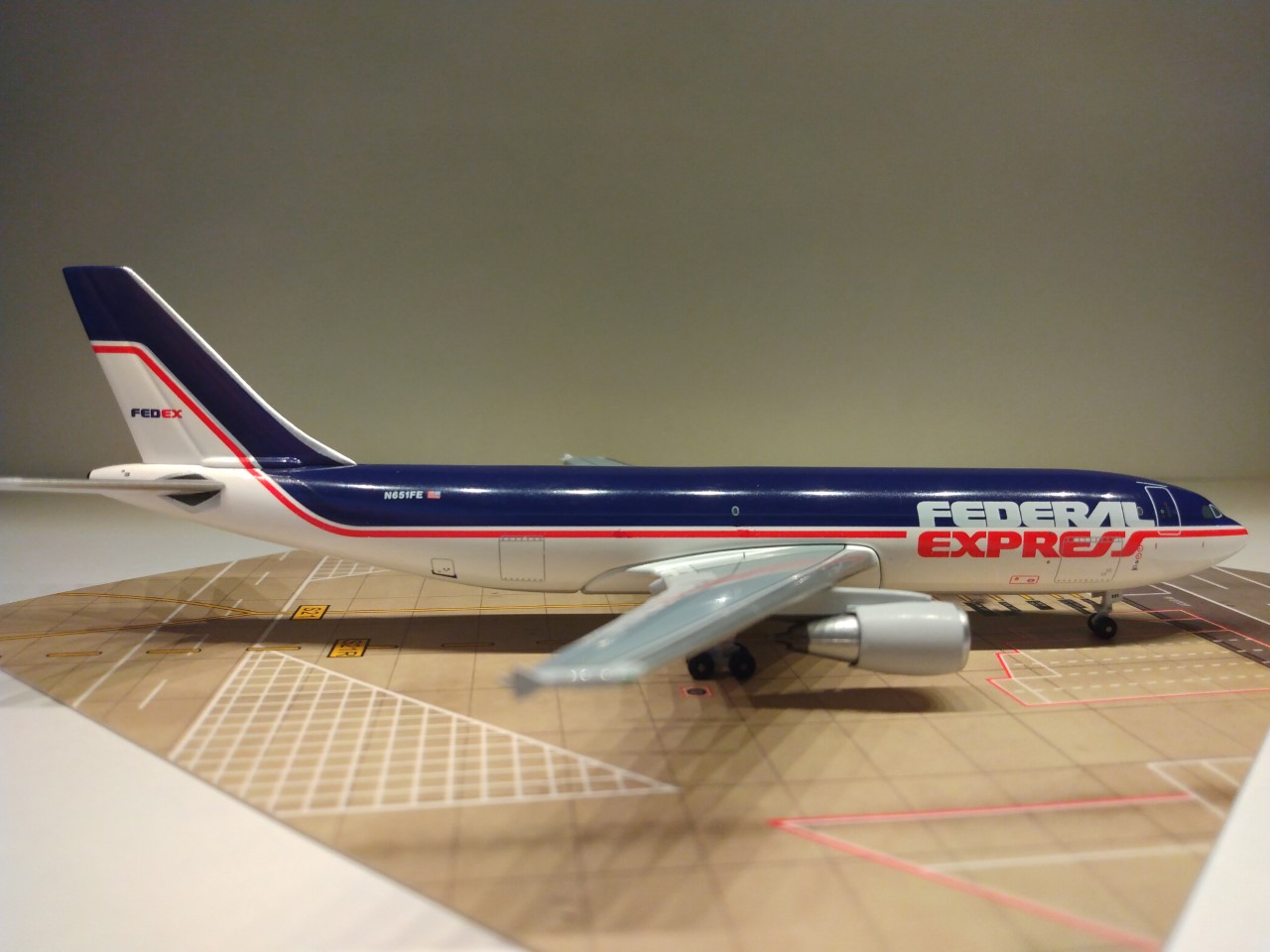 Federal Express A300F4-605R N651FE R.jpg