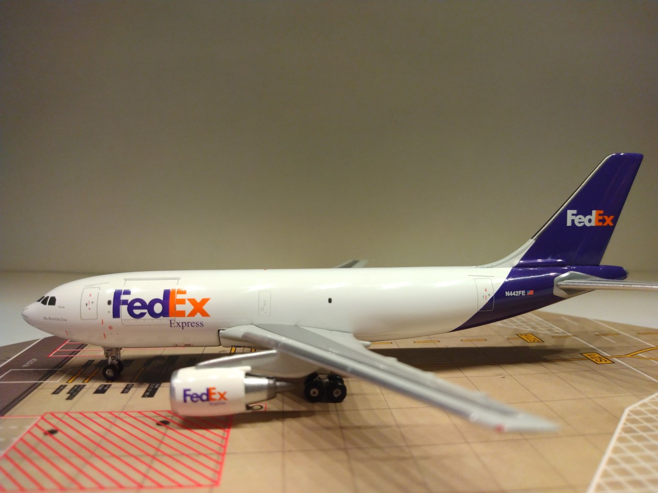 Federal Express A310-203F N442FE L.jpg