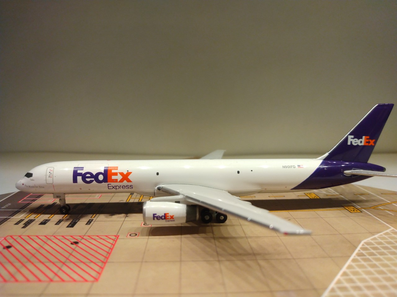 Federal Express B757-2B7F N901FD L.jpg