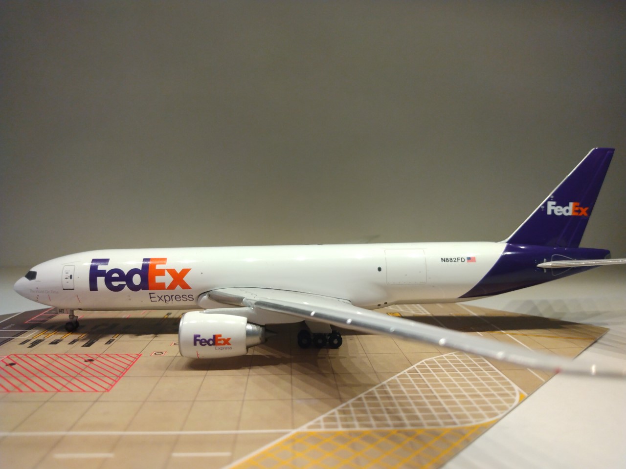 Federal Express B777-F28 N882FD L.jpg