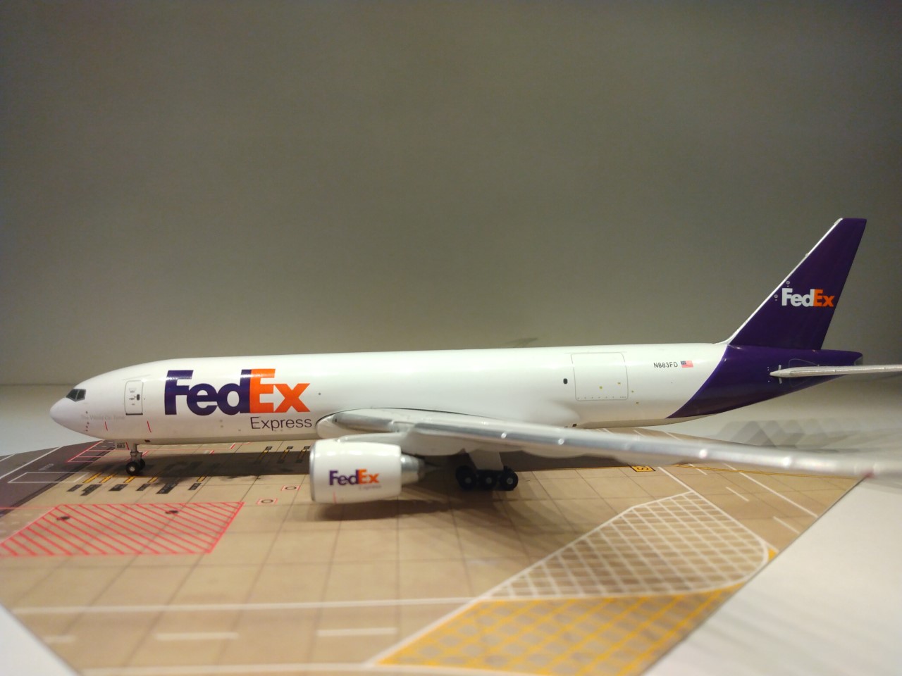 Federal Express B777-FHT N883FD L.jpg