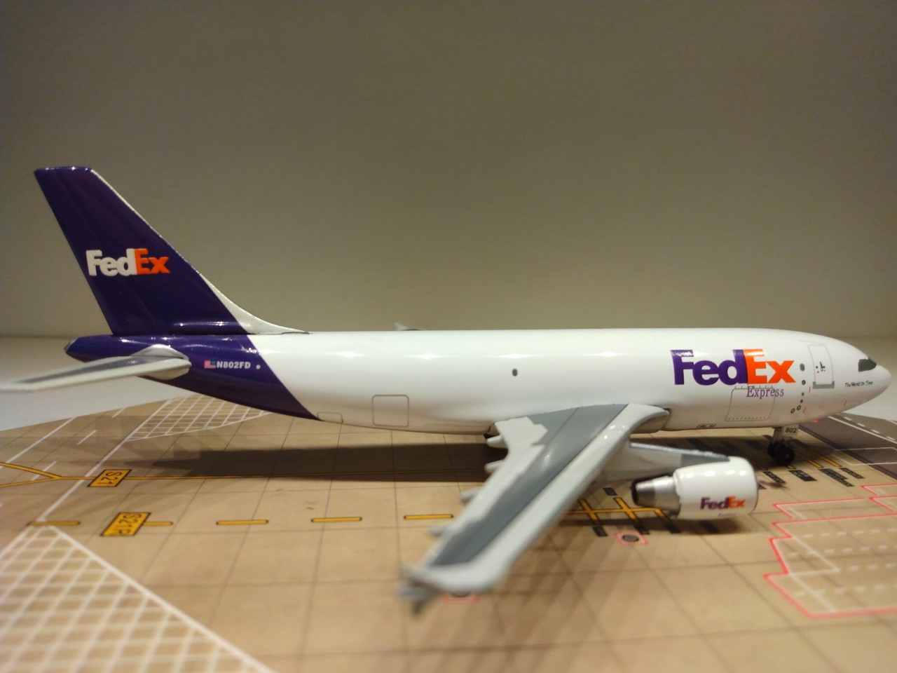 FedEx Express A310-324F N802FD R.jpg