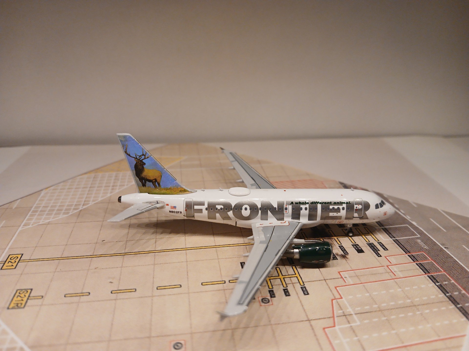 Frontier A318-111 N802FR R.jpg