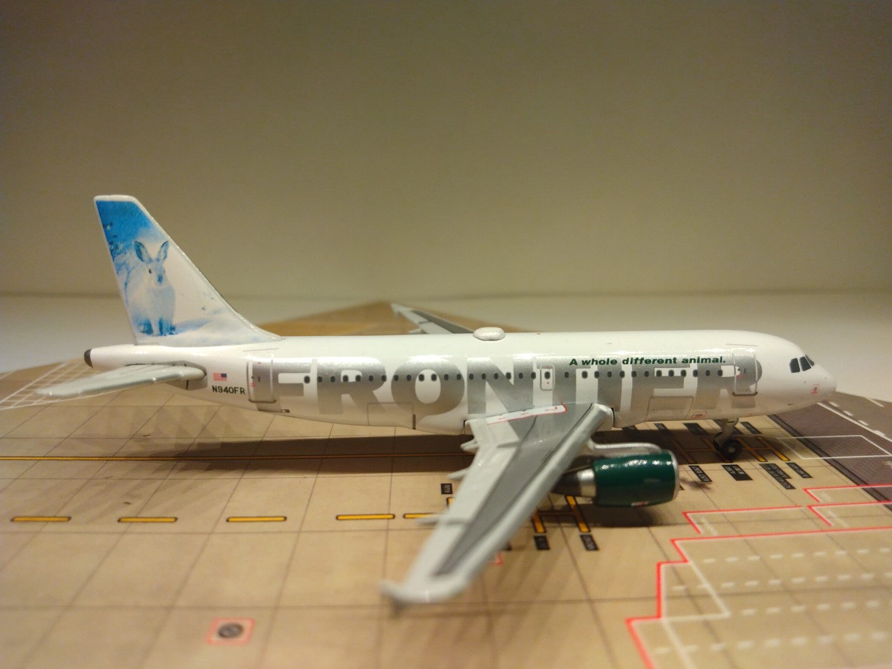 Frontier A319-111 N940FR R.jpg