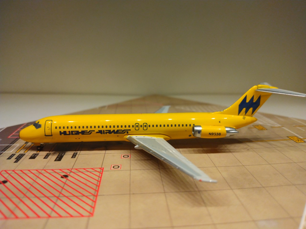 Hughes Airwest DC-9-31 N9338 L.jpg