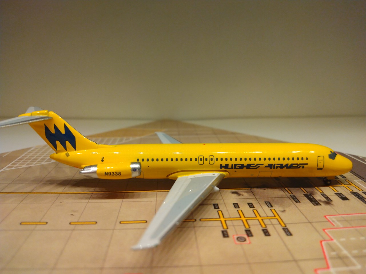 Hughes Airwest DC-9-31 N9338 R.jpg