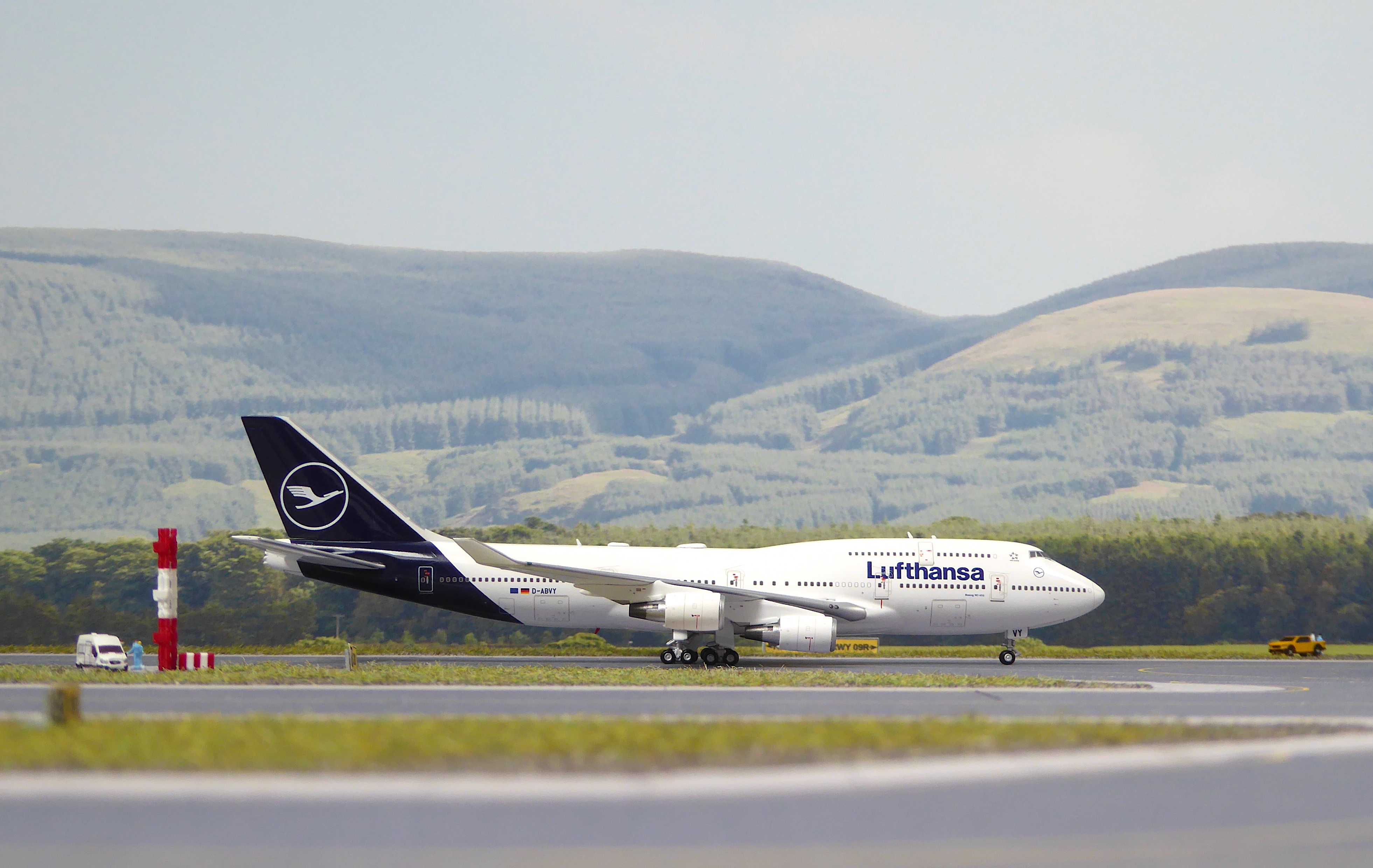 Lufthansa B747-400 D-ABVY_1.JPG