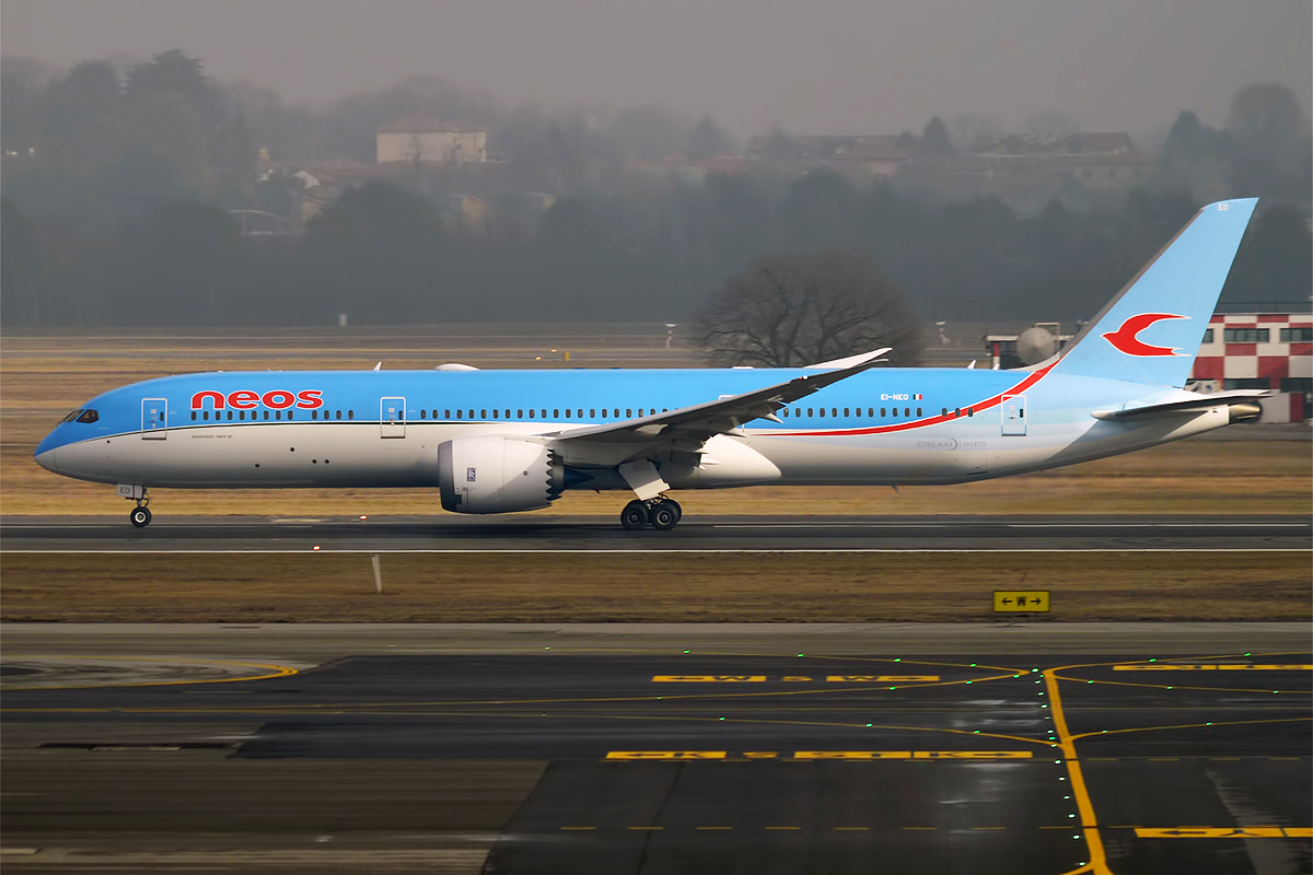 Neos,_EI-NEO,_Boeing_787-9_Dreamliner_(26264839118).jpg