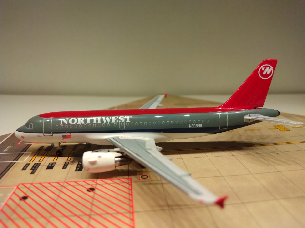 Northwest A319-114 N308NB L.jpg