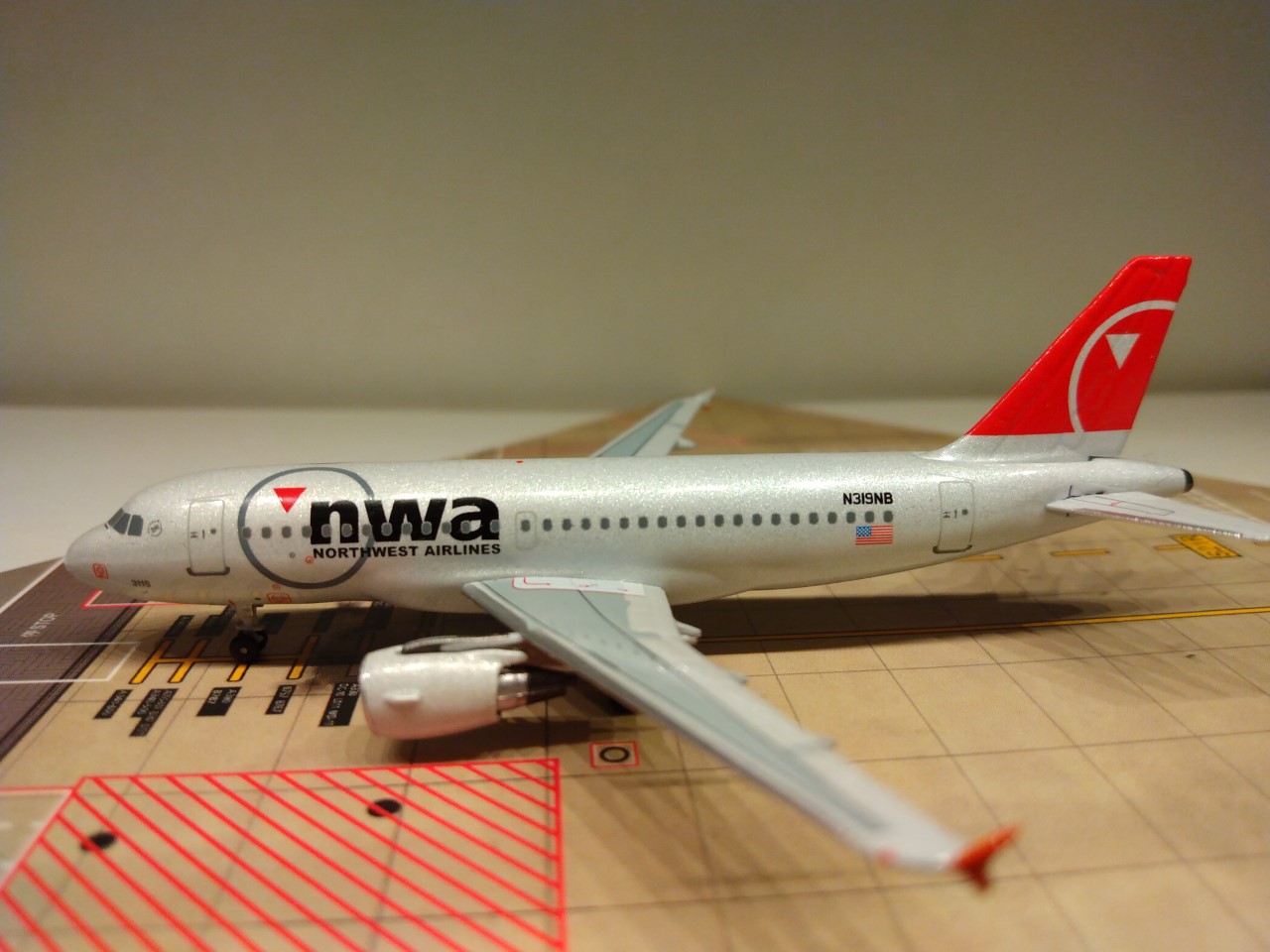 Northwest A319-114 N319NB L.jpg