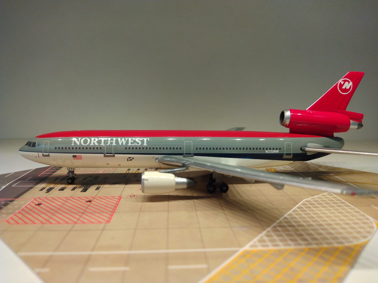 Northwest DC-10-30 N233NW L.jpg