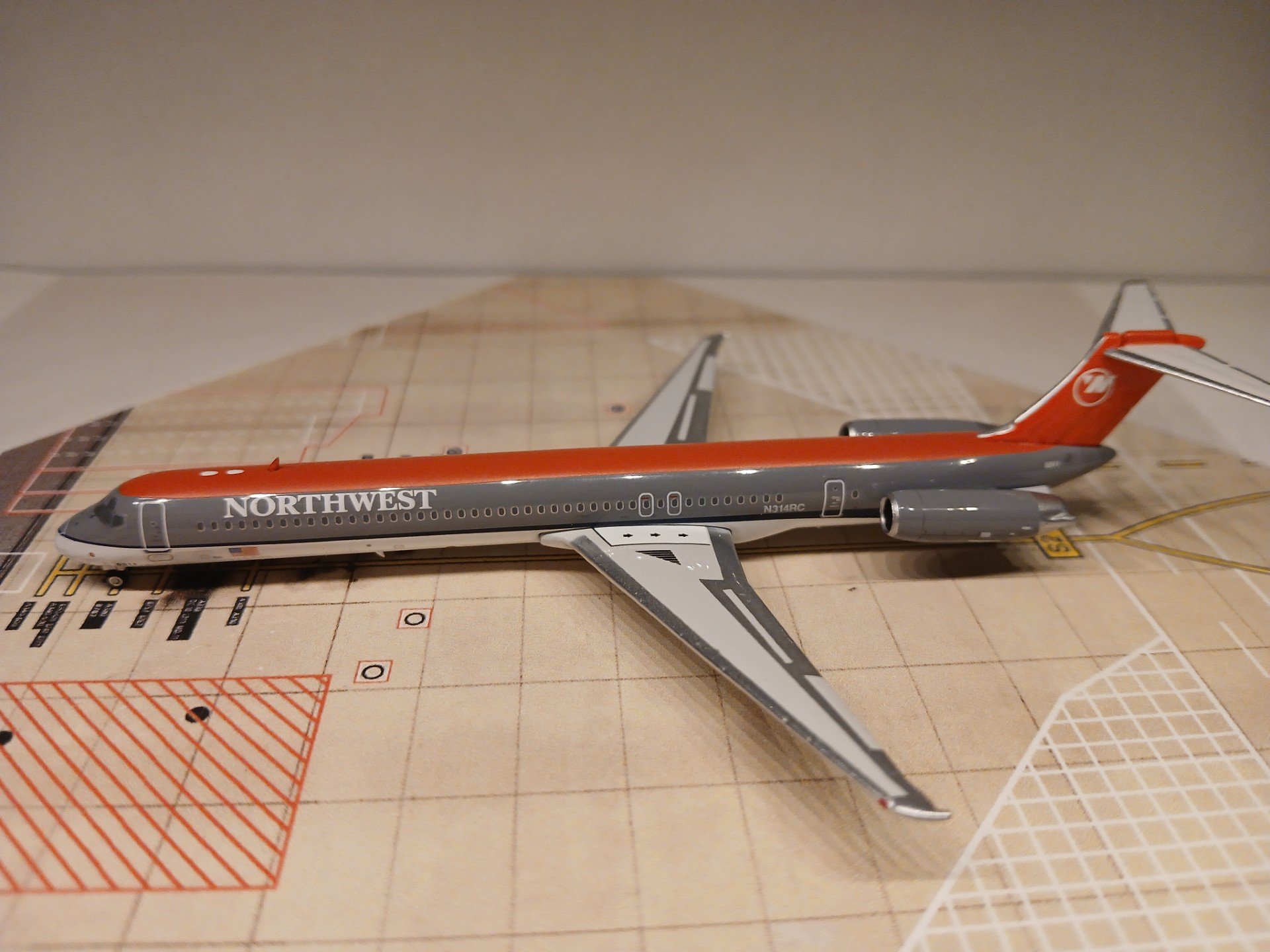 Northwest MD-82 N314RC L.jpg