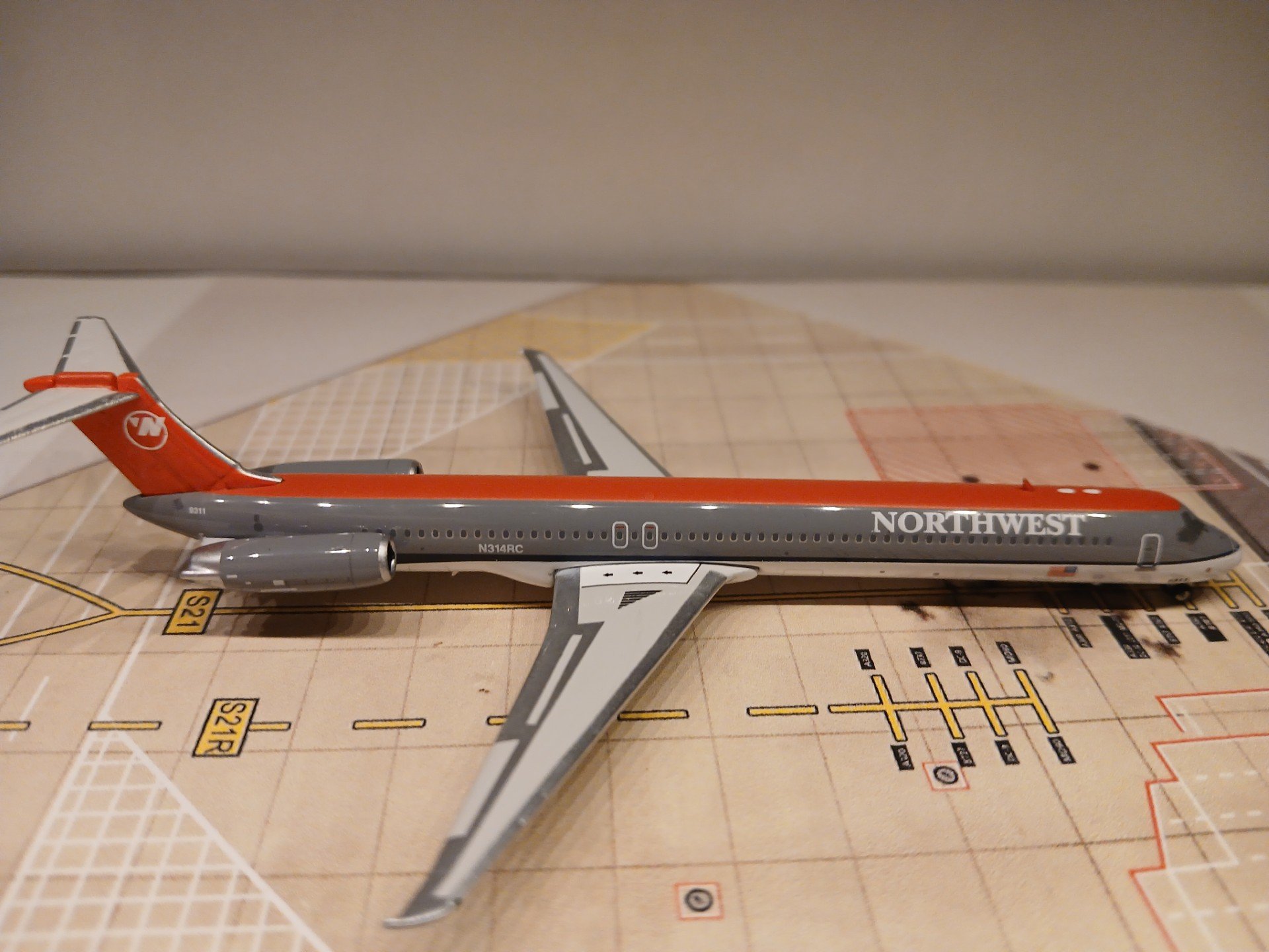 Northwest MD-82 N314RC R.jpg