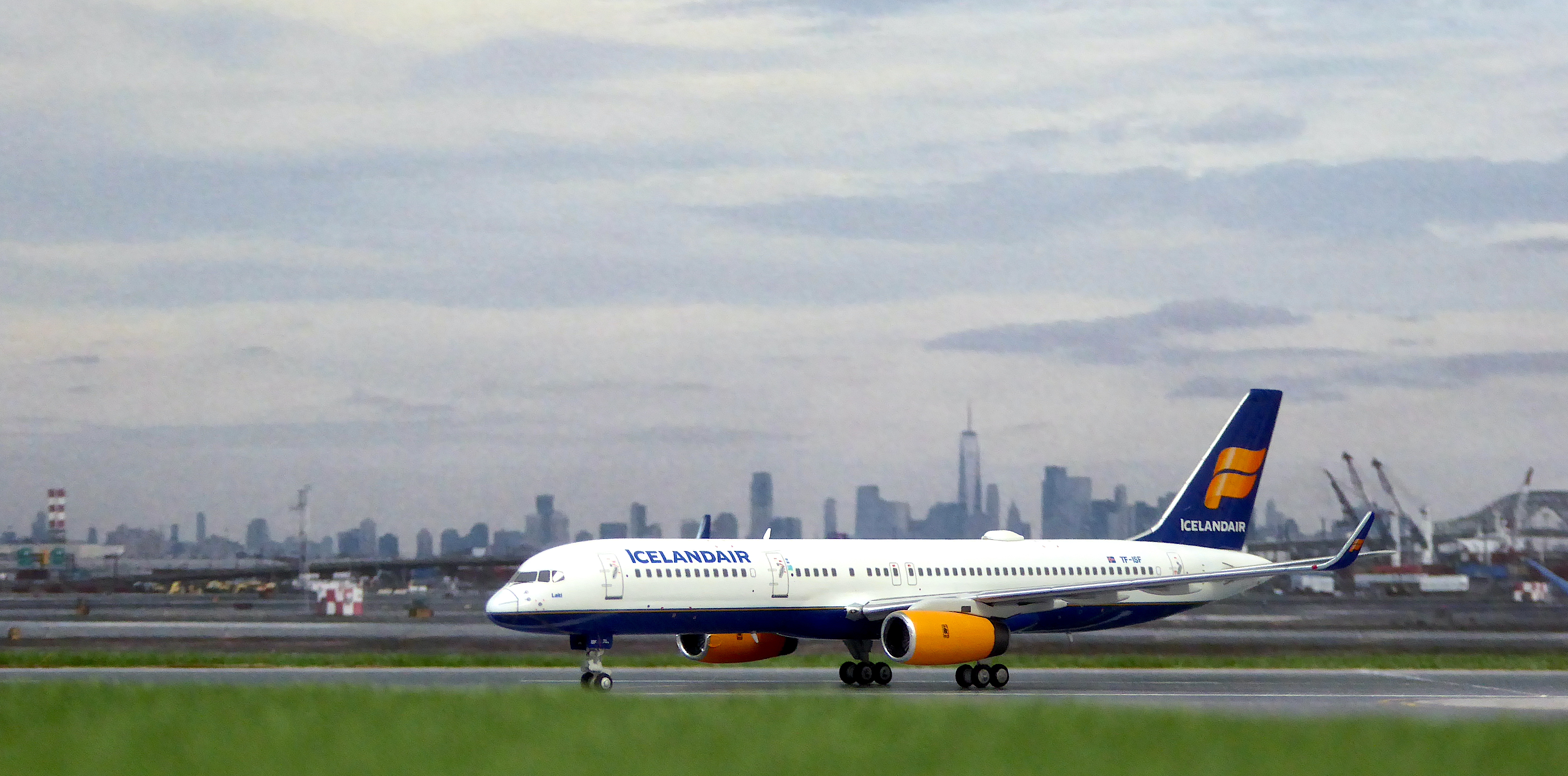 NYC Icelandair B757_1.JPG