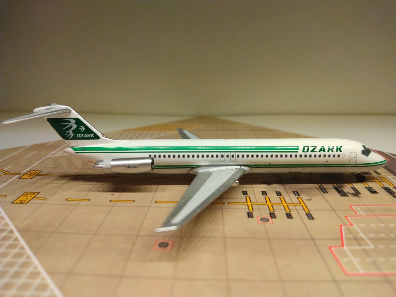 Ozark DC-9-41 N934L R.jpg