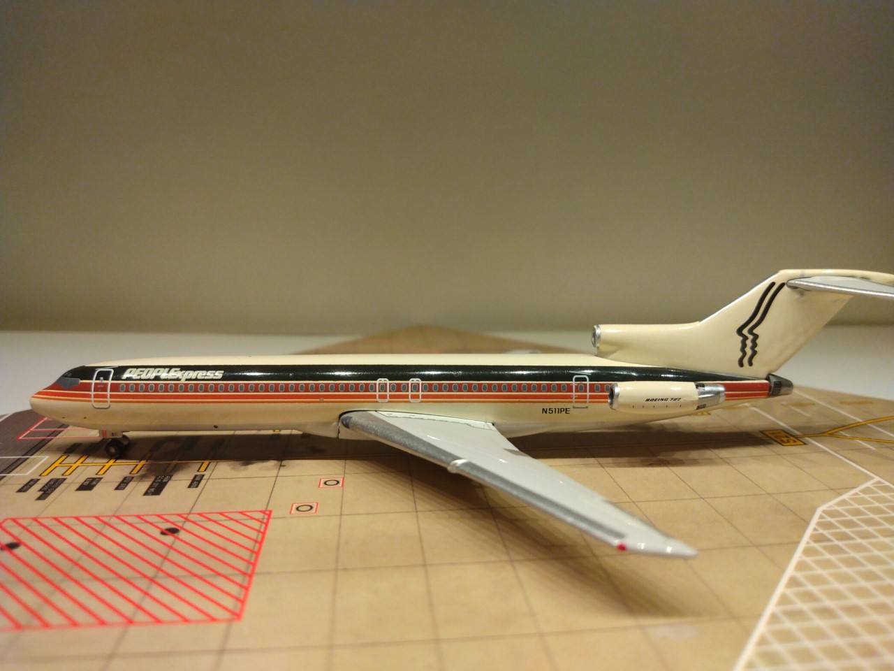 People Express B727-232A N511PE L.jpg