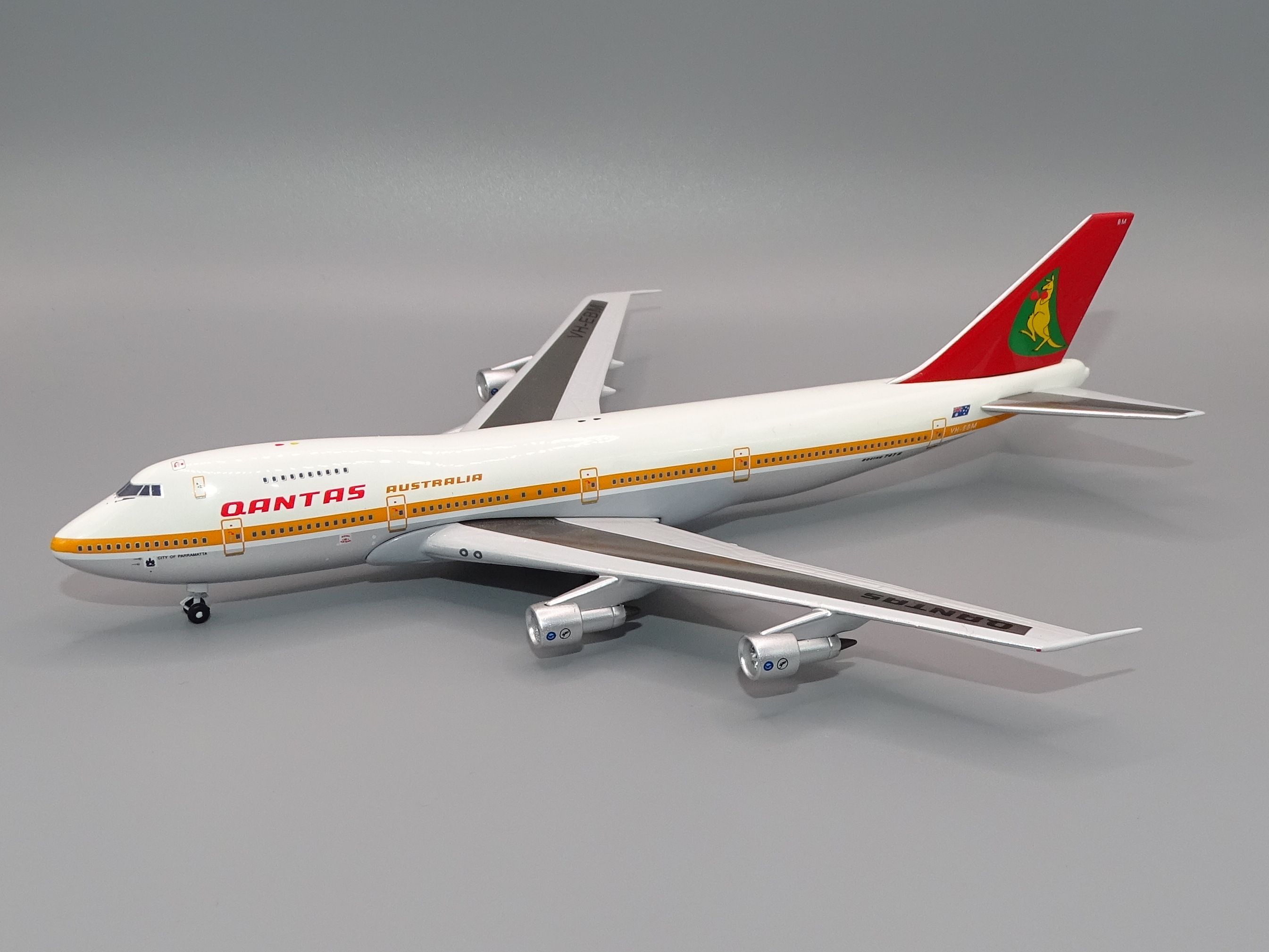 QF_B742_VH-EBM_01.JPG