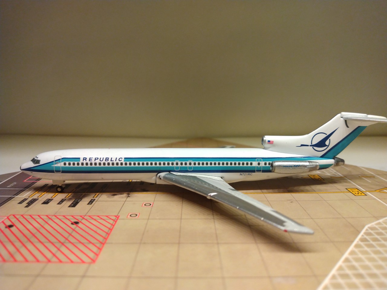 Republic B727-2S7A N721RC L.jpg