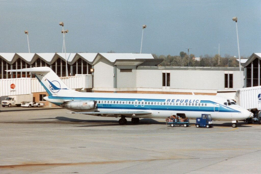 Republic DC-9-31 1979 N9338 IND_19851005_01.jpg