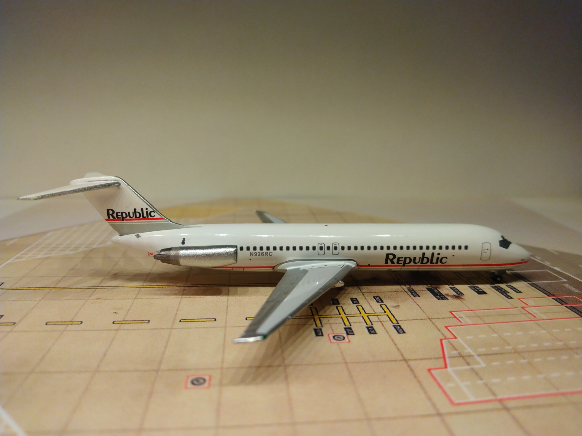 Republic DC-9-32 1984 N926RC R.jpg