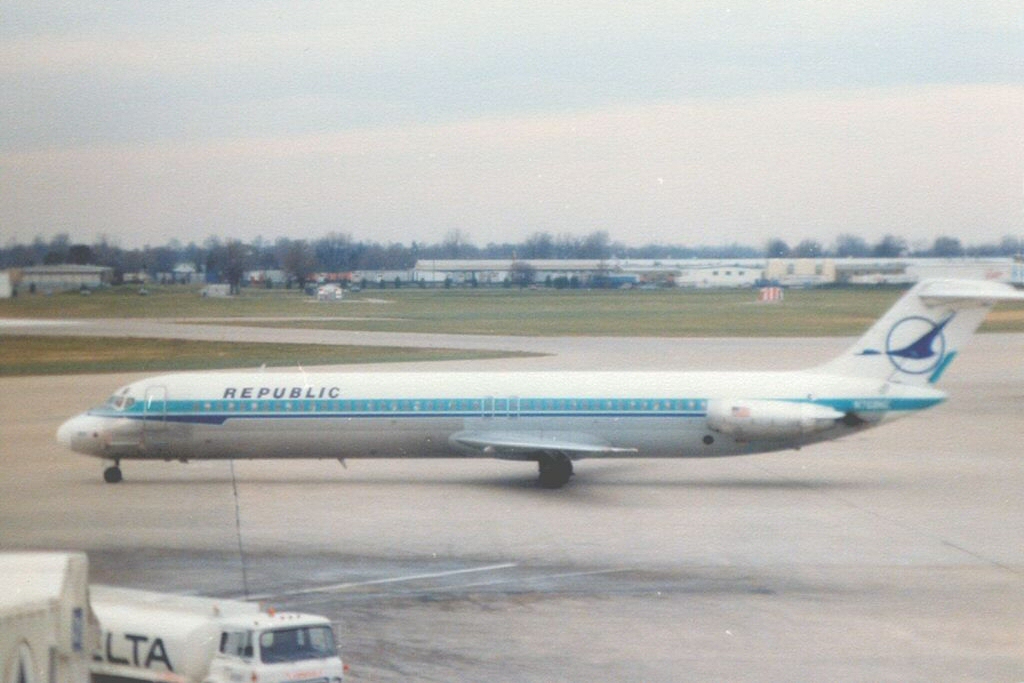 Republic DC-9-51 1968 N768NC IND_19841125_01.jpg