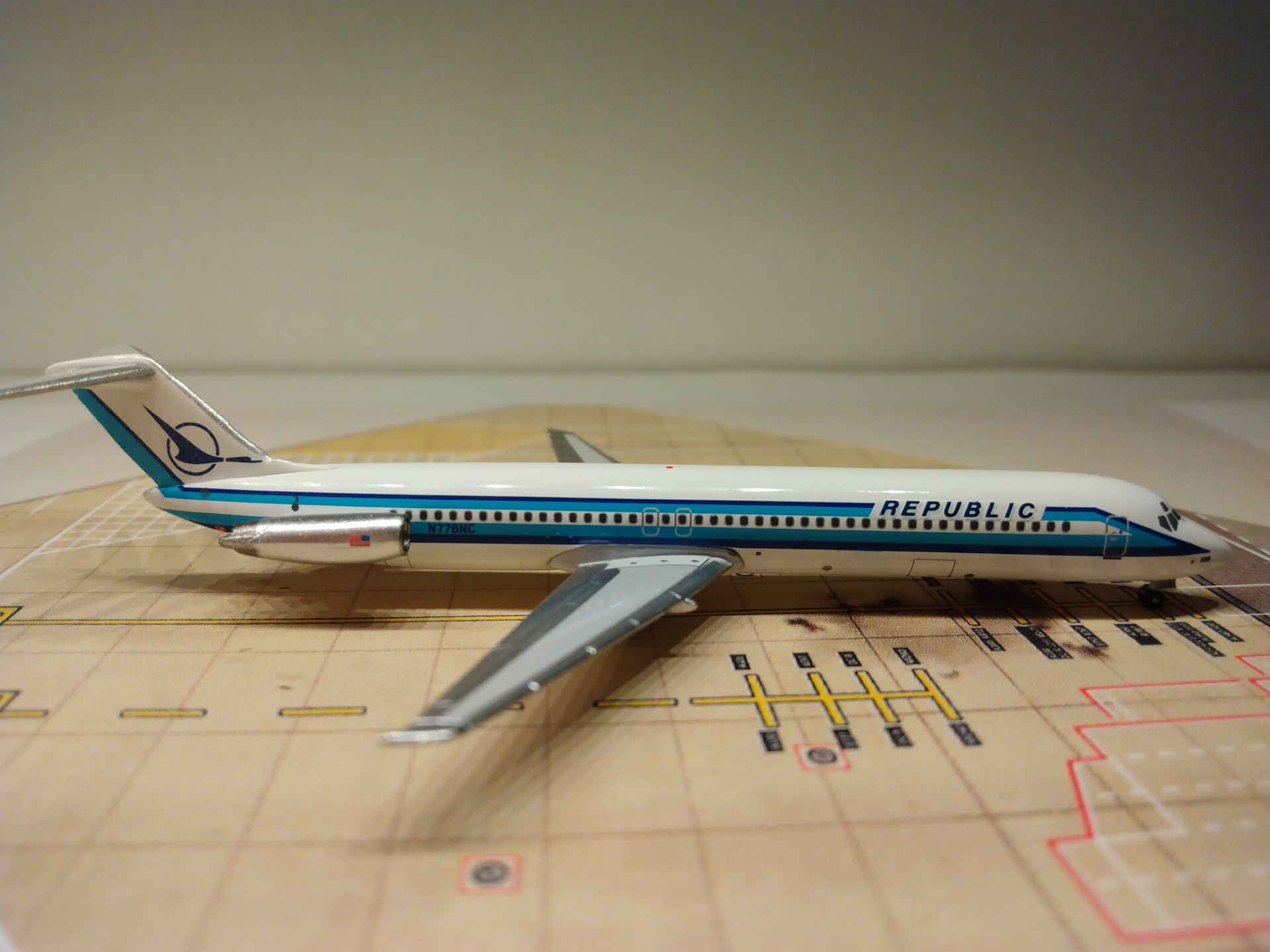 Republic DC-9-51 1979 N778NC R.jpg