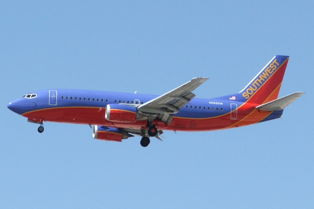 Southwest 737-3H4 N688SW LAS_051706_N686SW_01.jpg