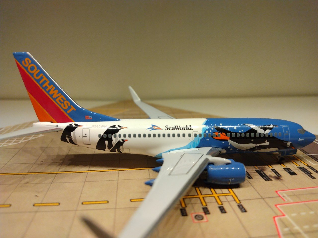Southwest 737-7H4WL N280WN Penguin R.jpg