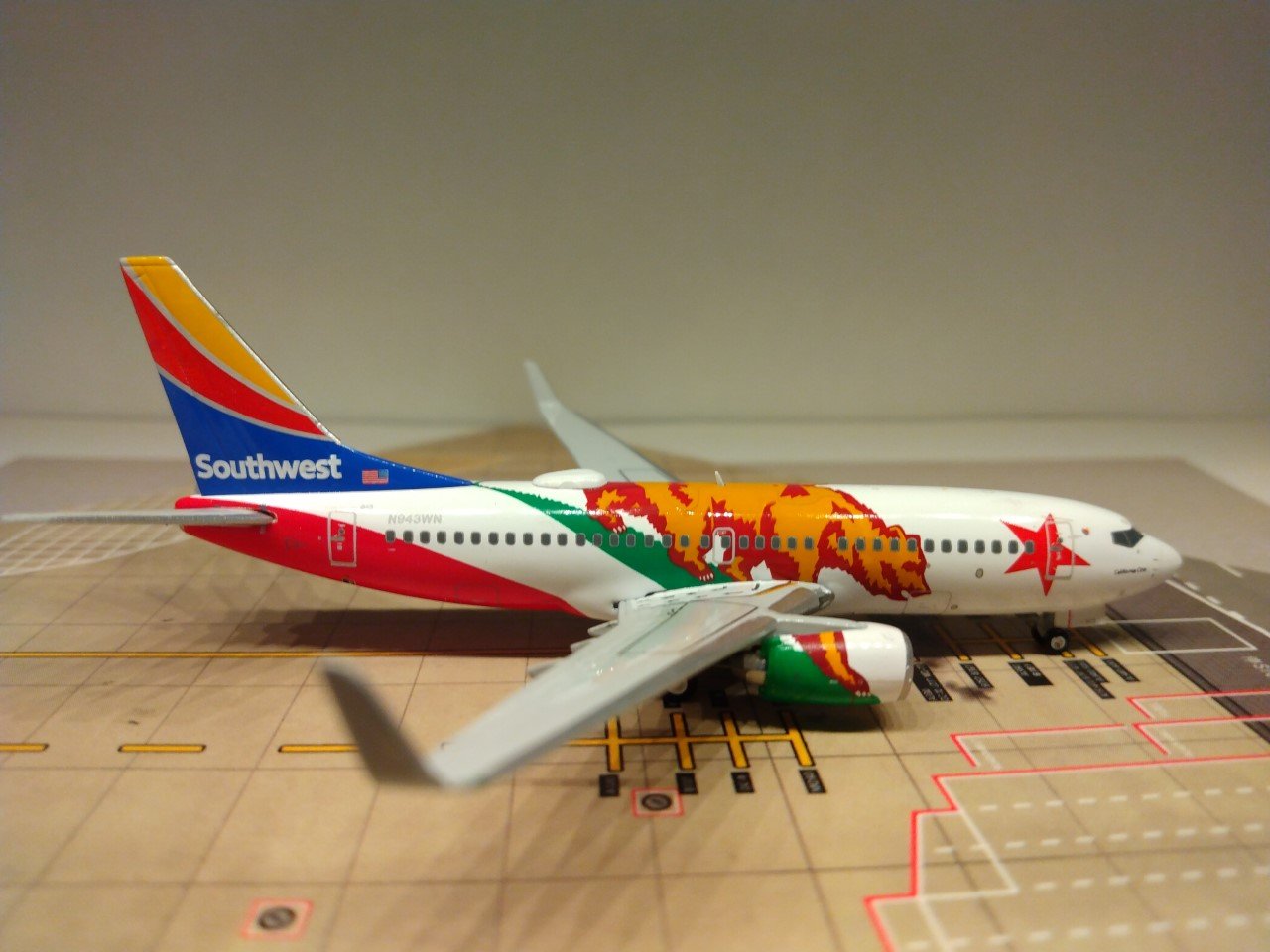 Southwest 737-7H4WL N943WN GJ R.jpg