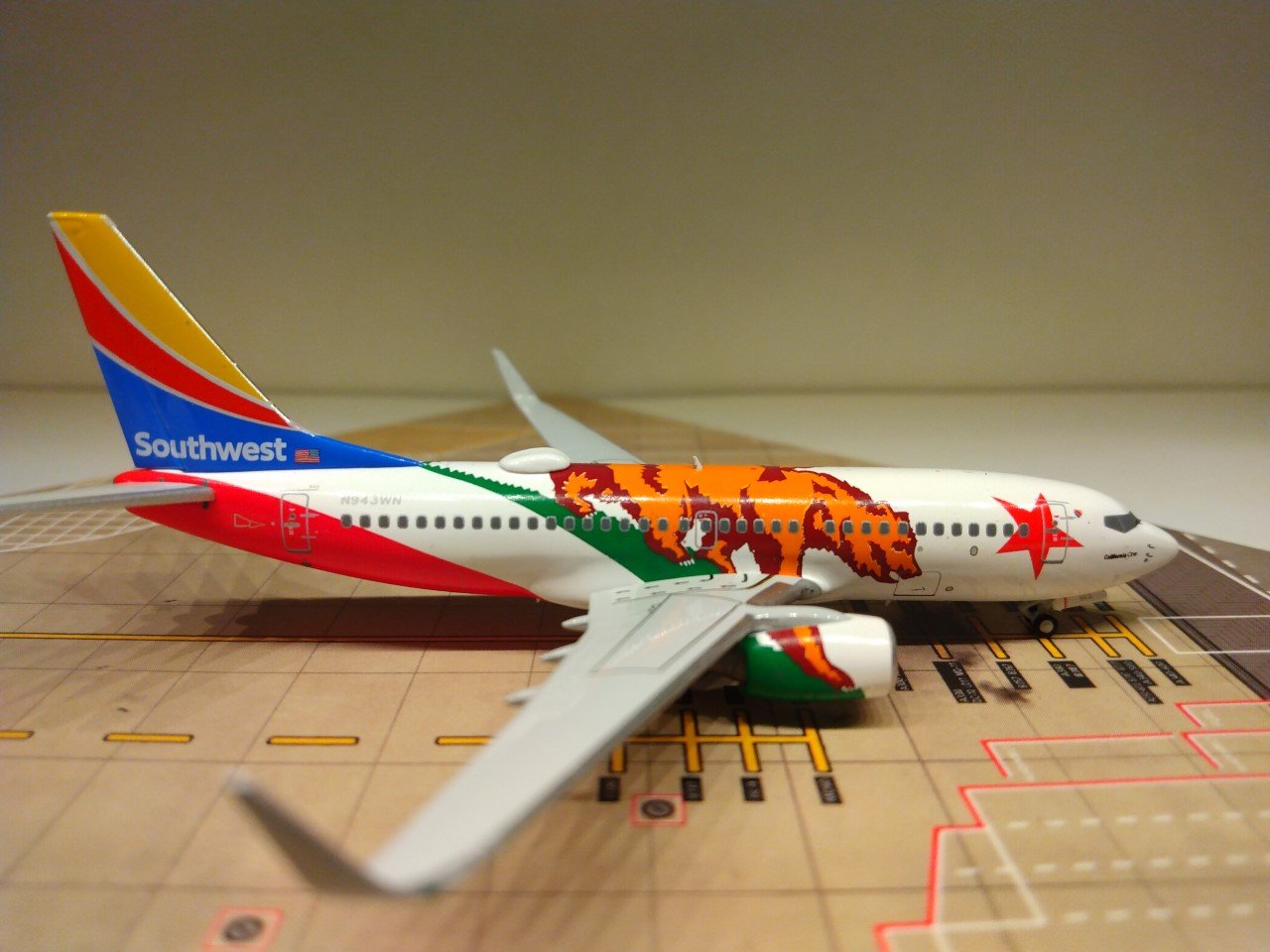 Southwest 737-7H4WL N943WN R.jpg