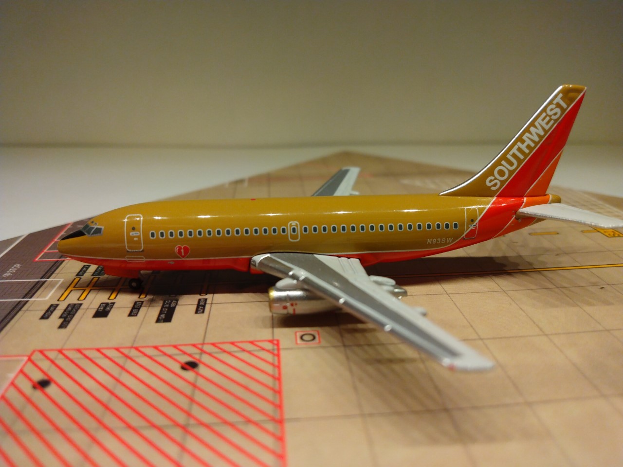 Southwest B737-2H4A N93SW L.jpg