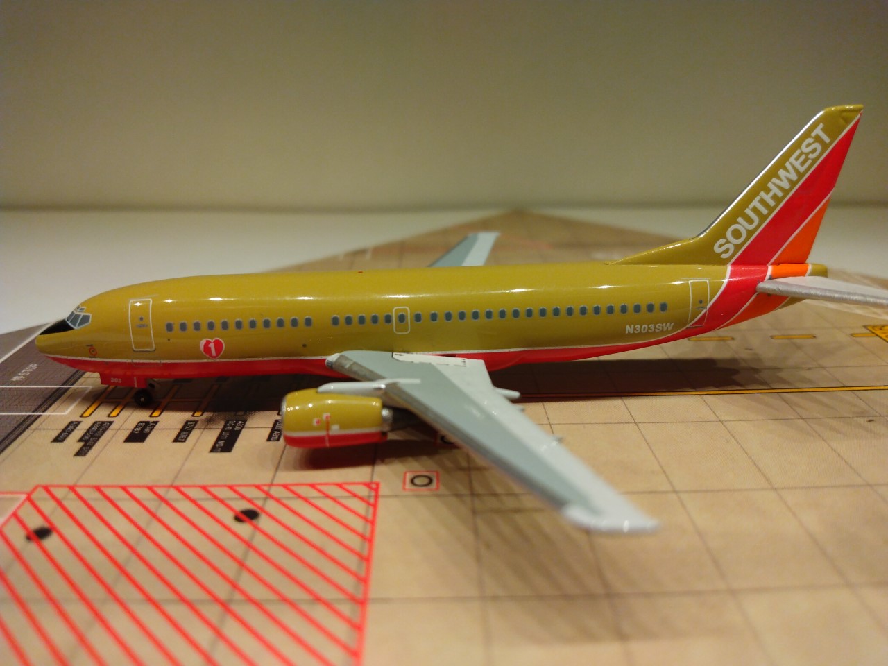 Southwest B737-3H4 N303SW L.jpg