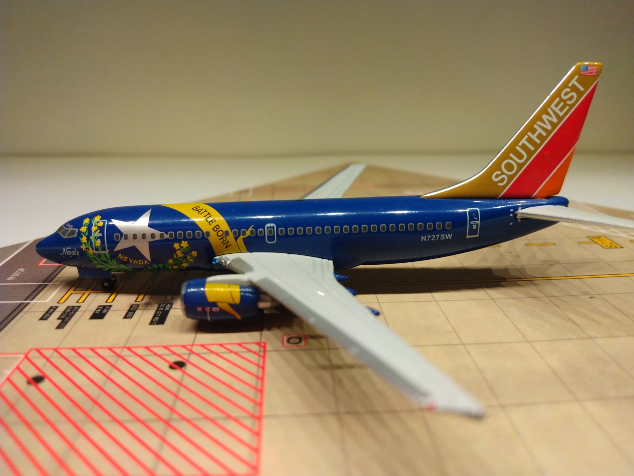 Southwest B737-7H4 N727SW L.jpg