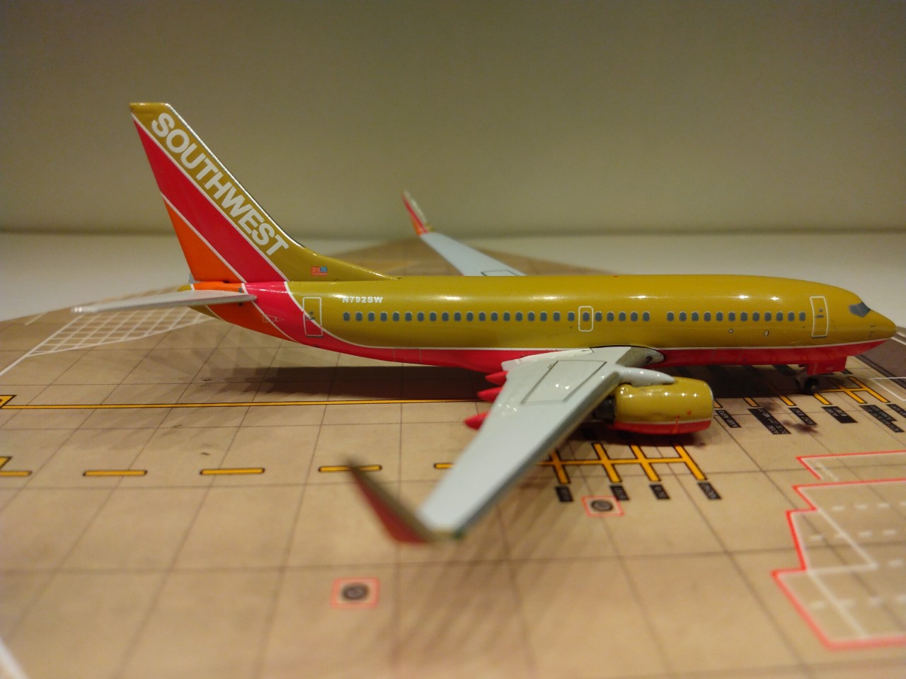 Southwest B737-7H4  N792SW R.jpg