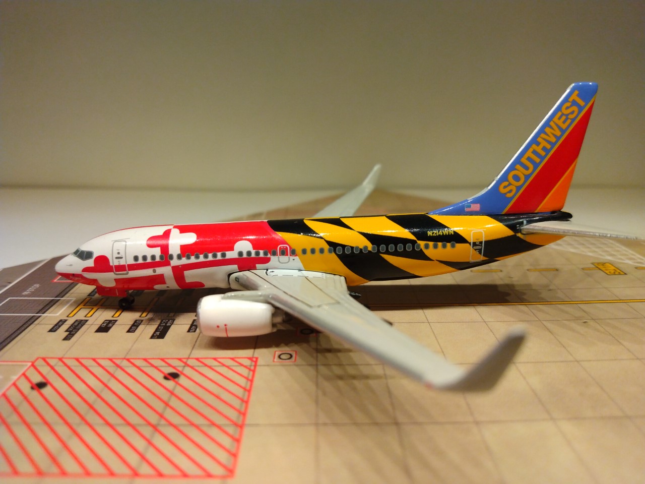 Southwest B737-7H4WL N214WN L.jpg