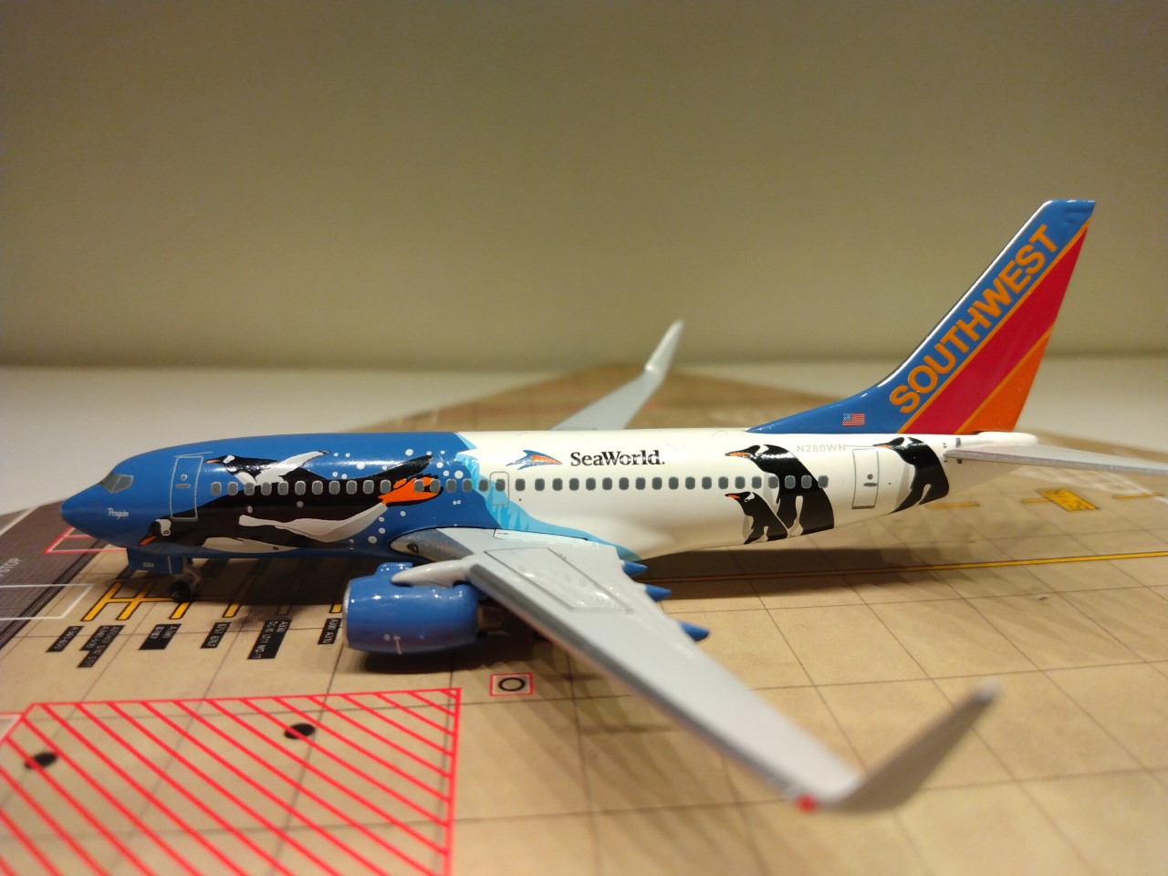 Southwest B737-7H4WL N280WN Penguin L.jpg