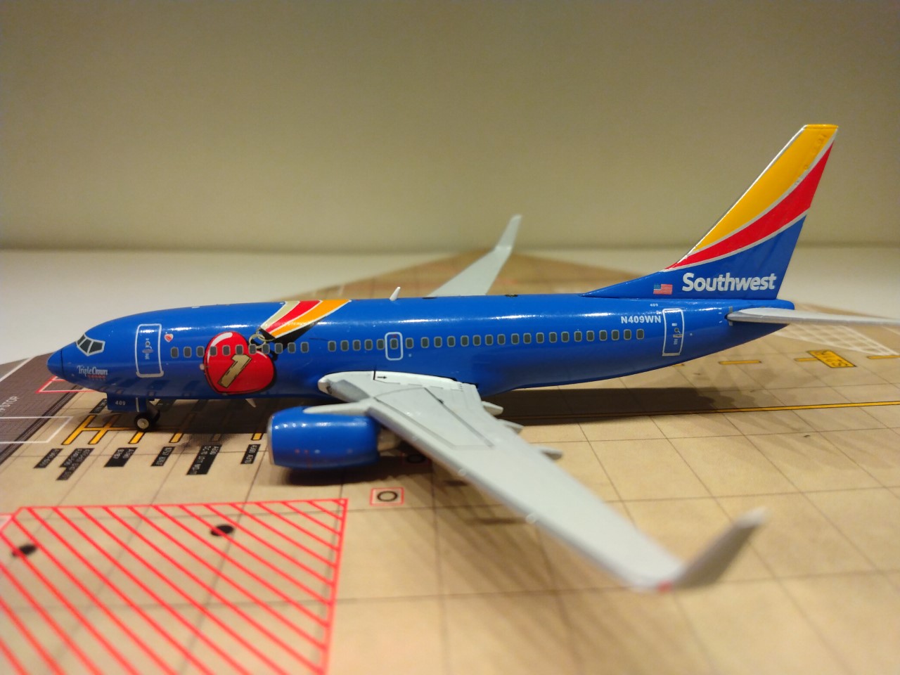 Southwest B737-7H4WL N409WN L.jpg