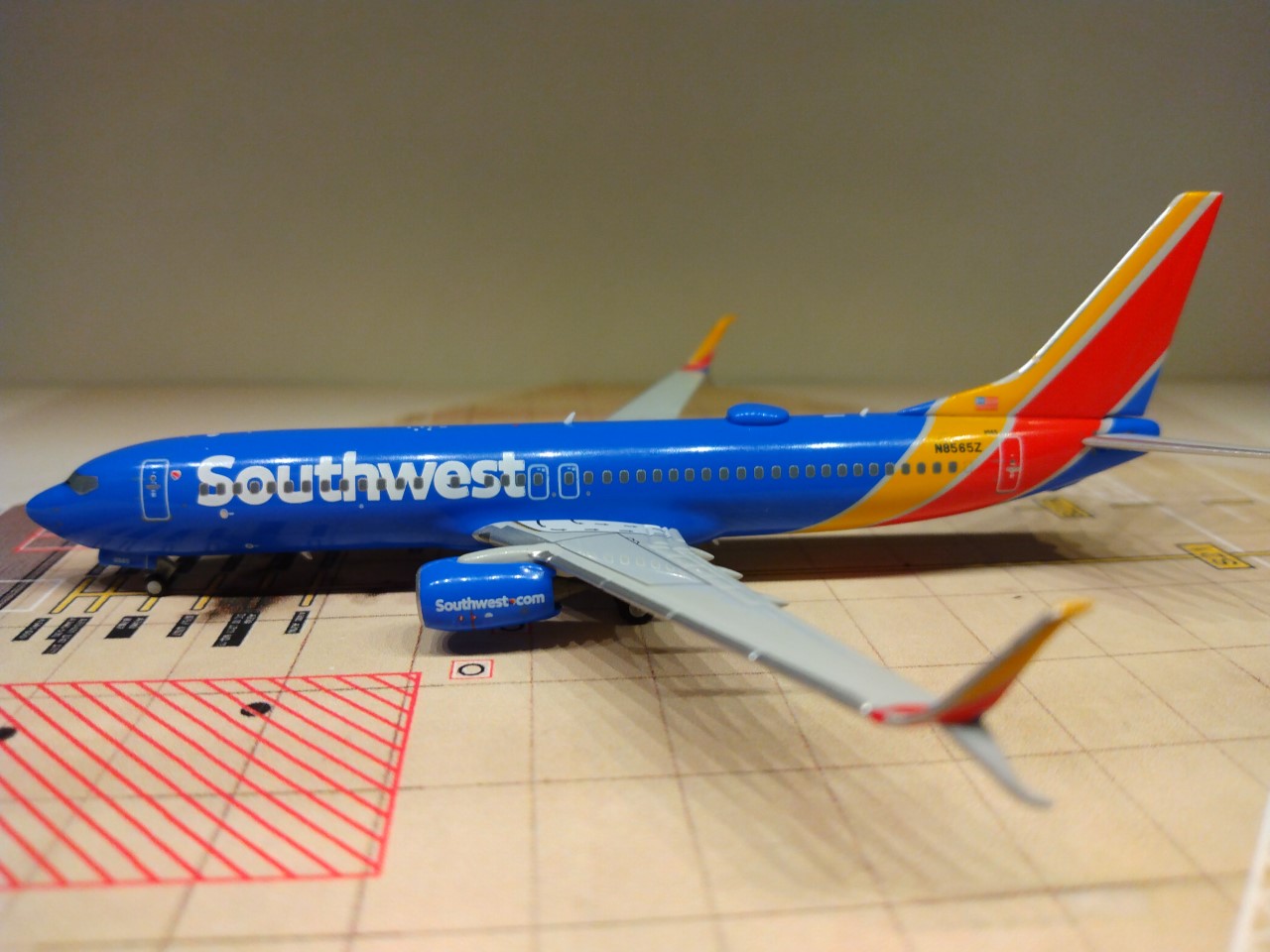 Southwest B737-8H4WL N8565Z L.jpg