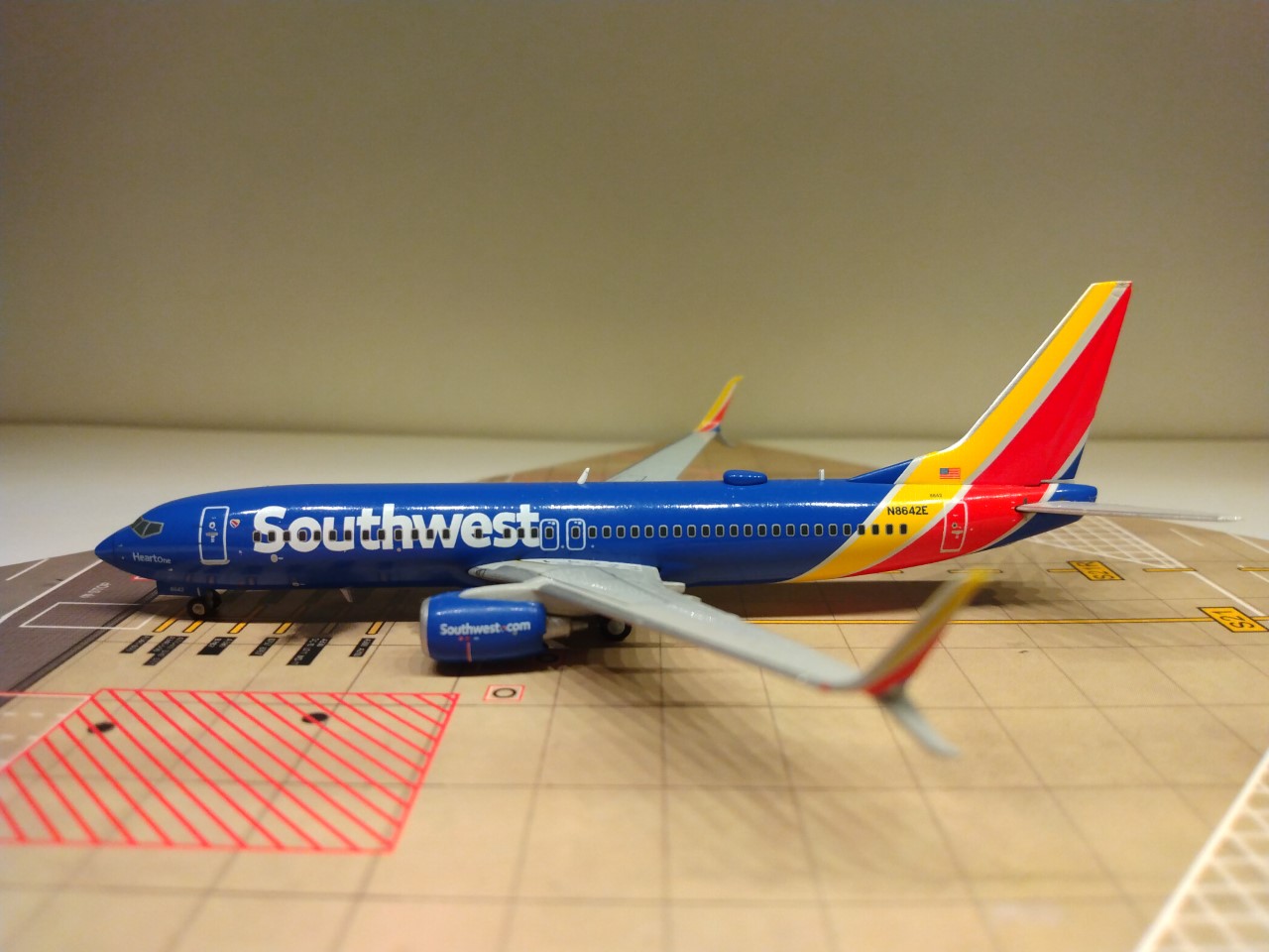 Southwest B737-8H4WL N8642E L.jpg