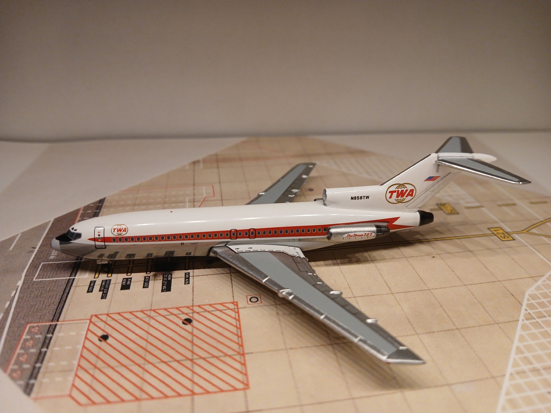 Trans World 727-031 1962 N858TW L.jpg