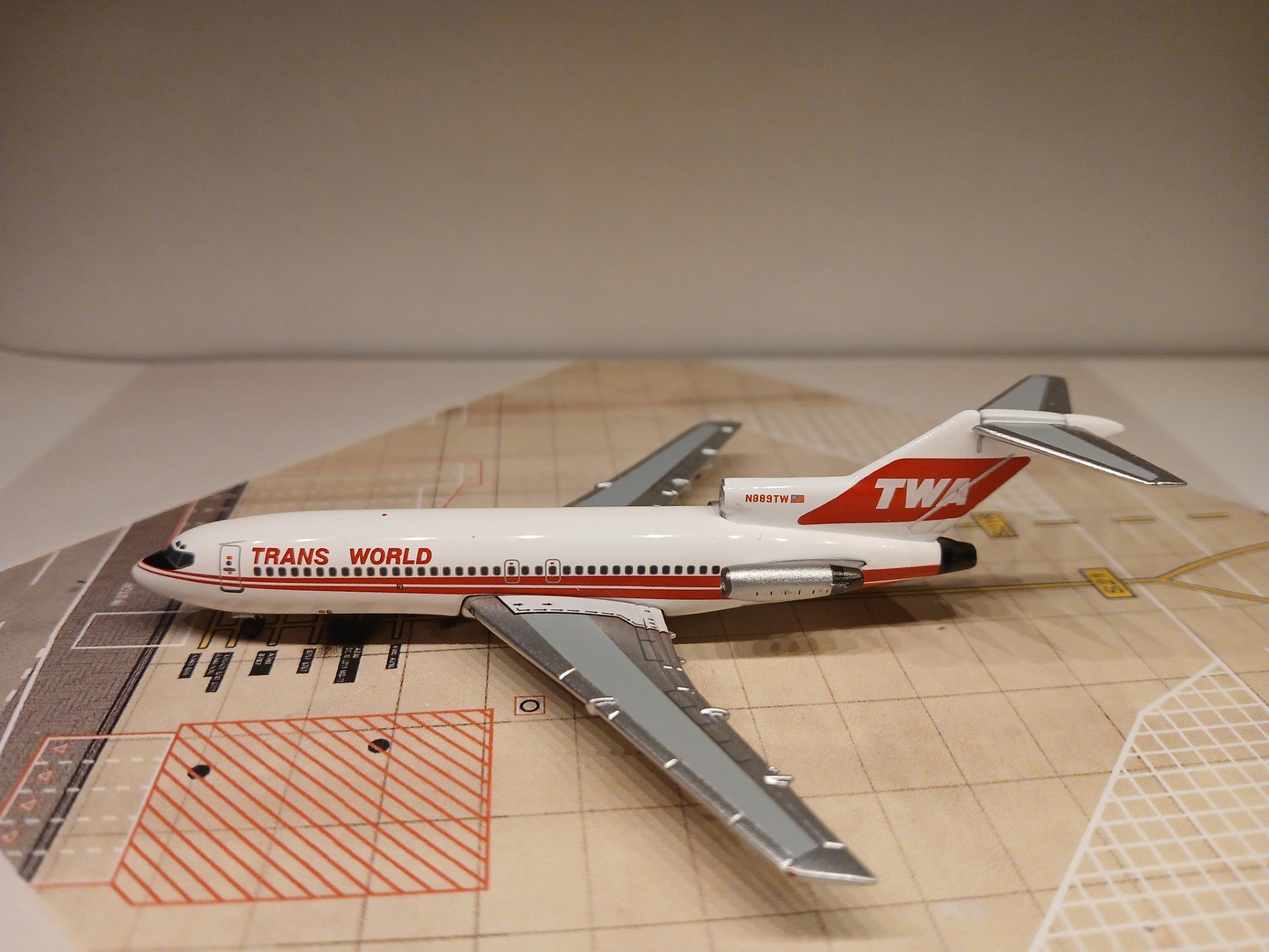 Trans World 727-031 1979 N889TW L.jpg