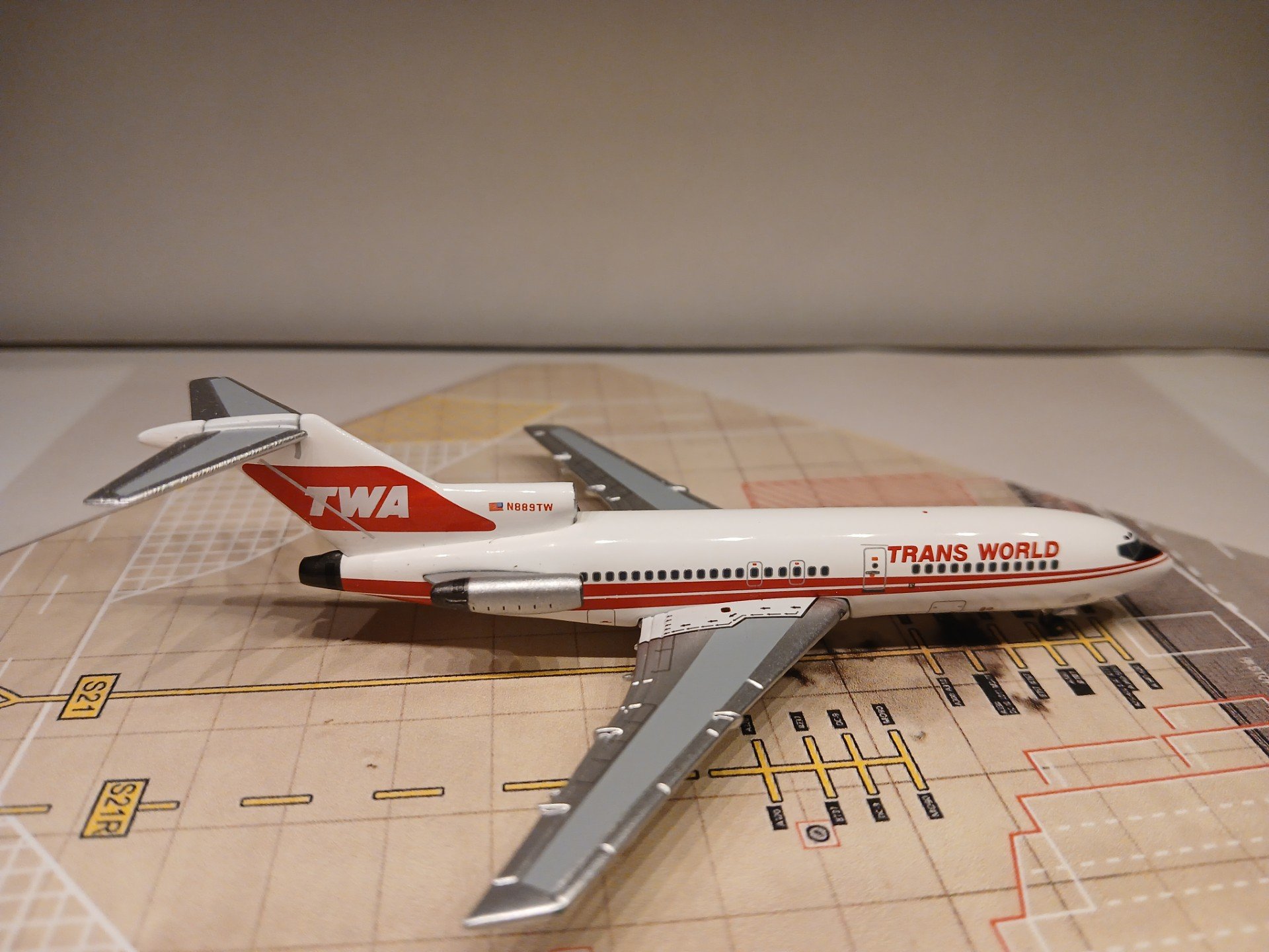 Trans World 727-031 1979 N889TW R.jpg