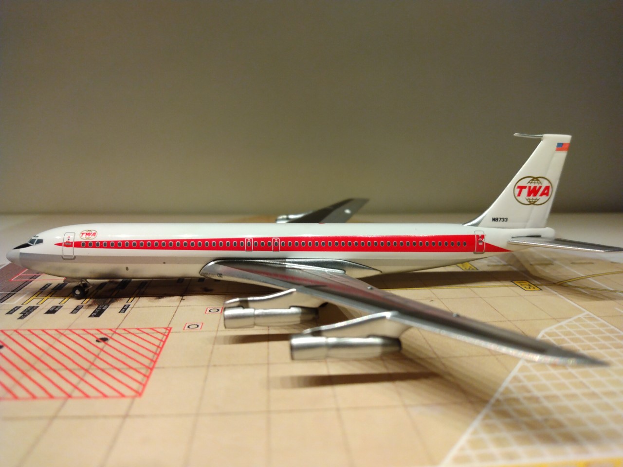 Trans World  B707-331B 1962 N8733 L.jpg