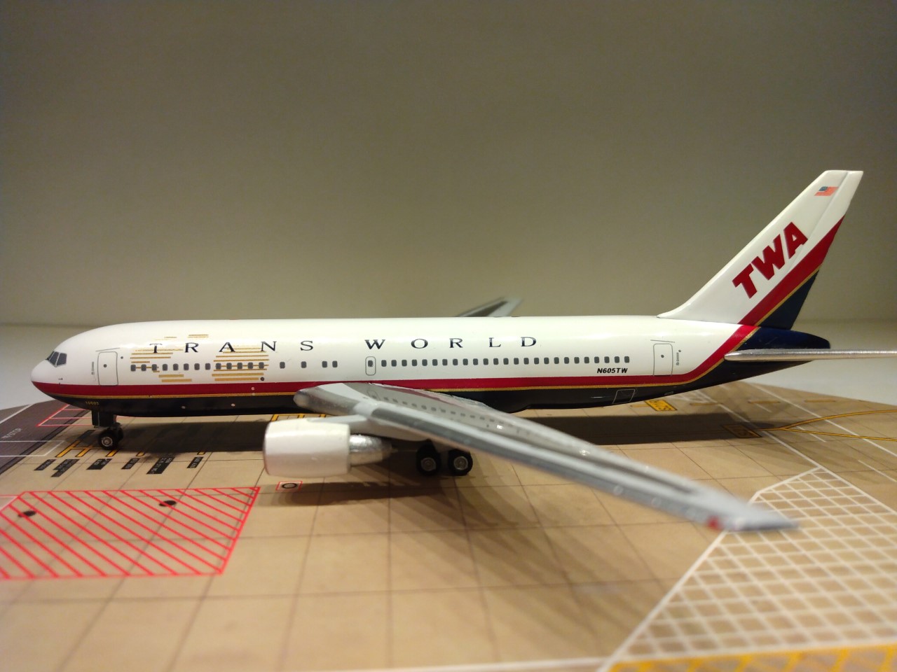 Trans World B767-231ER 1995 N605TW L.jpg