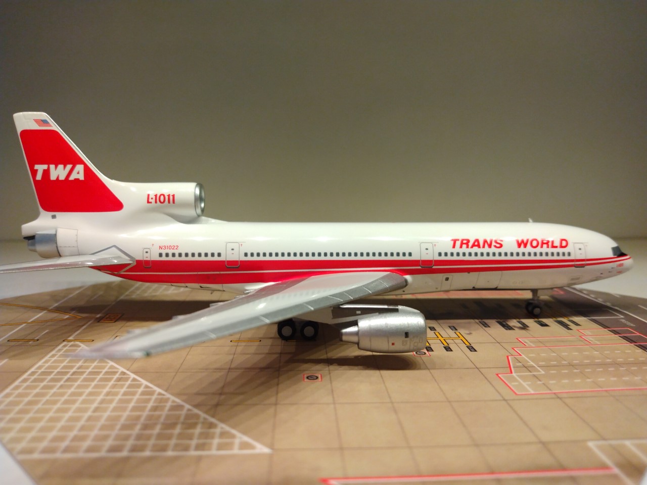 Trans World L-1011-50 1979 N31022 R.jpg