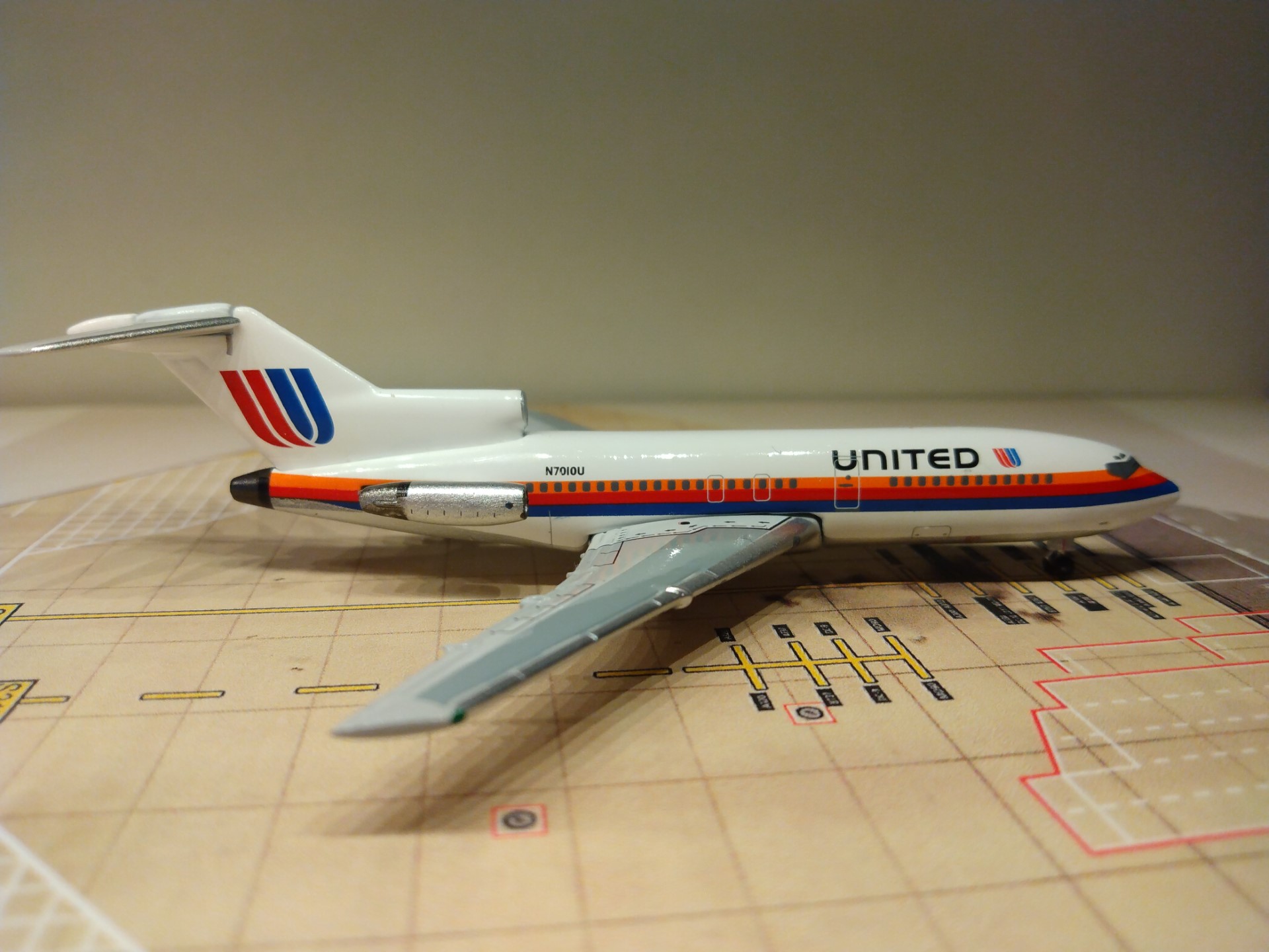 United 727-022 N7010U R.jpg